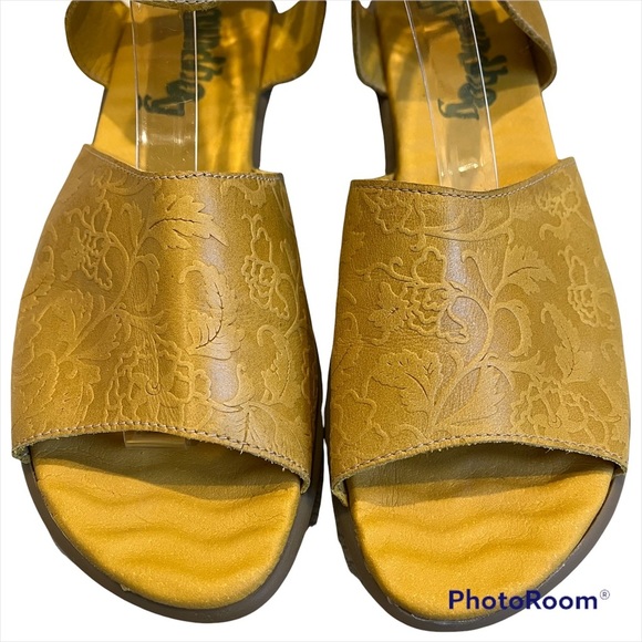 Groundhog Aken Yellow Leather Ankle Strap Sandals - Picture 10 of 14